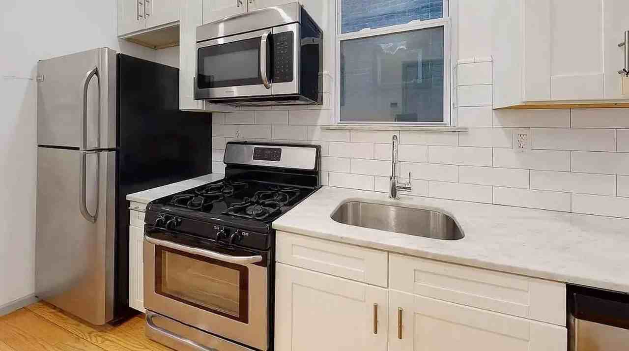 932 Seneca Ave - Photo 3 of 8