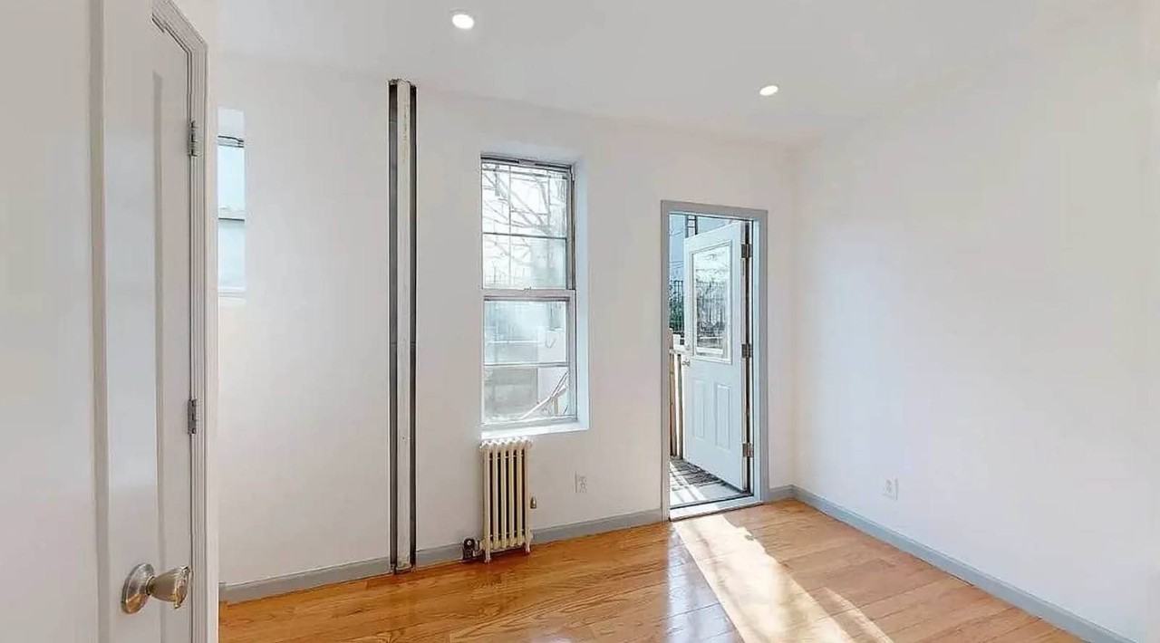 932 Seneca Ave - Photo 4 of 8