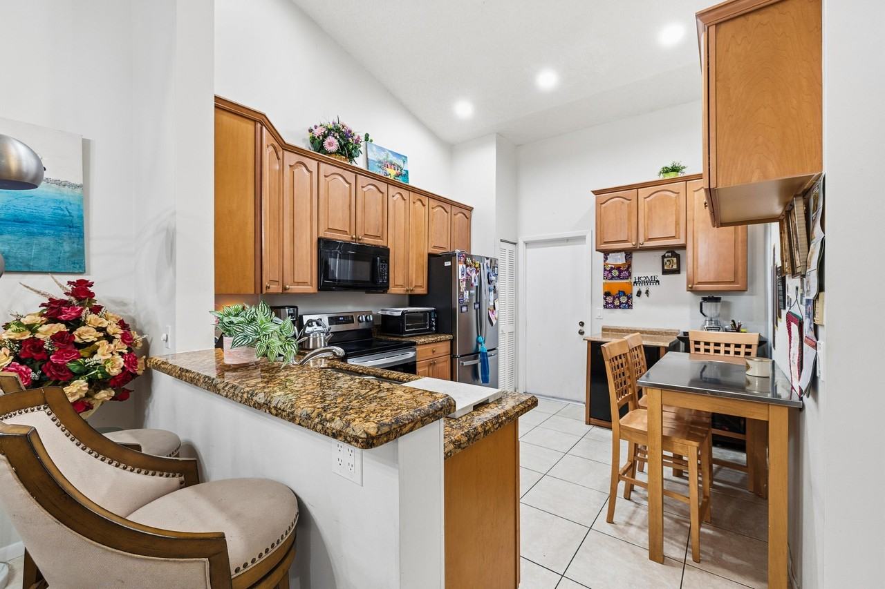 10933 Stafford Cir S - Photo 5 of 9