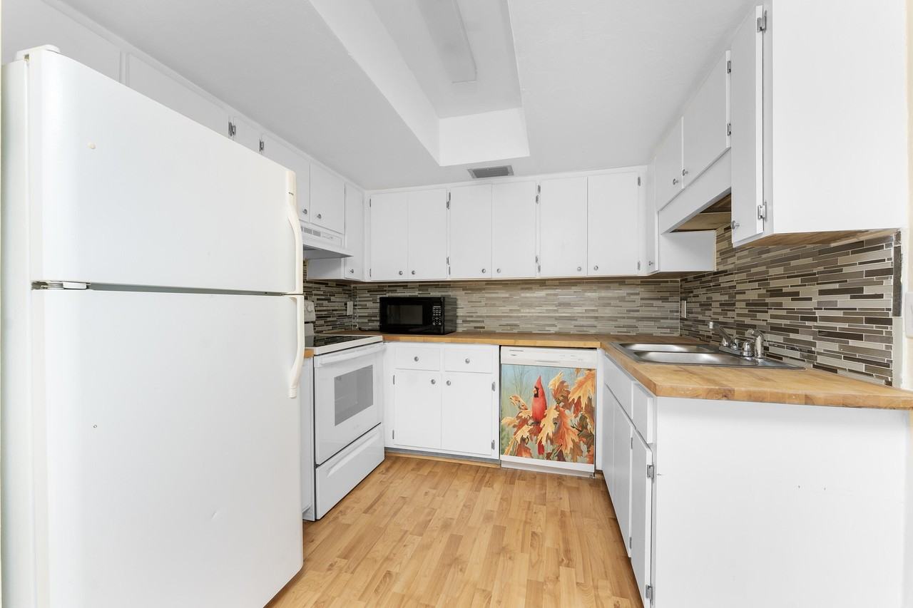 22481 Westchester Blvd #B48 - Photo 4 of 42