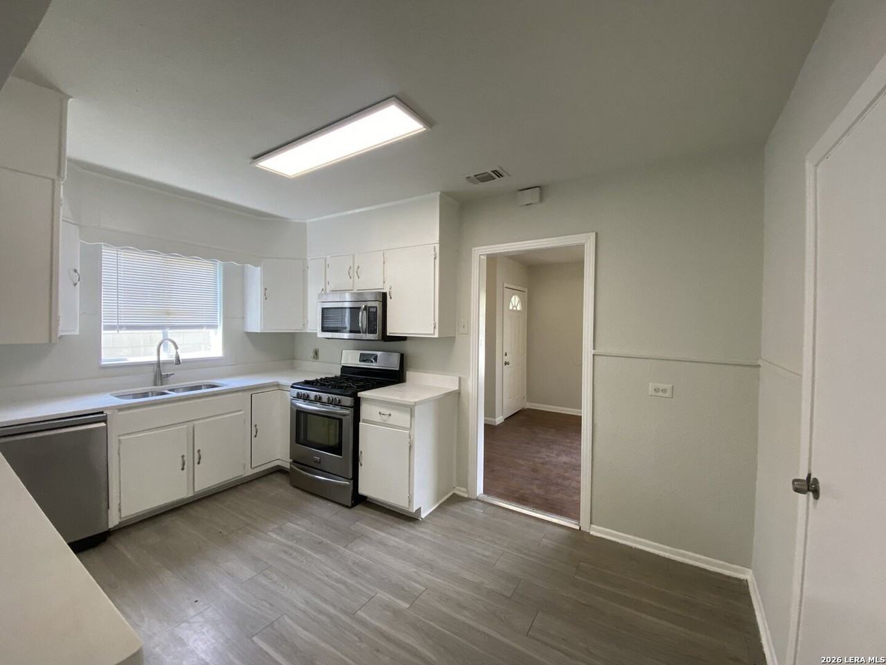 158 Weizmann St - Photo 2 of 26