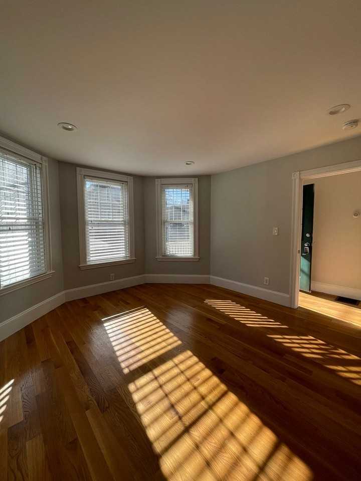 351 Savin Hill Ave - Photo 5 of 23