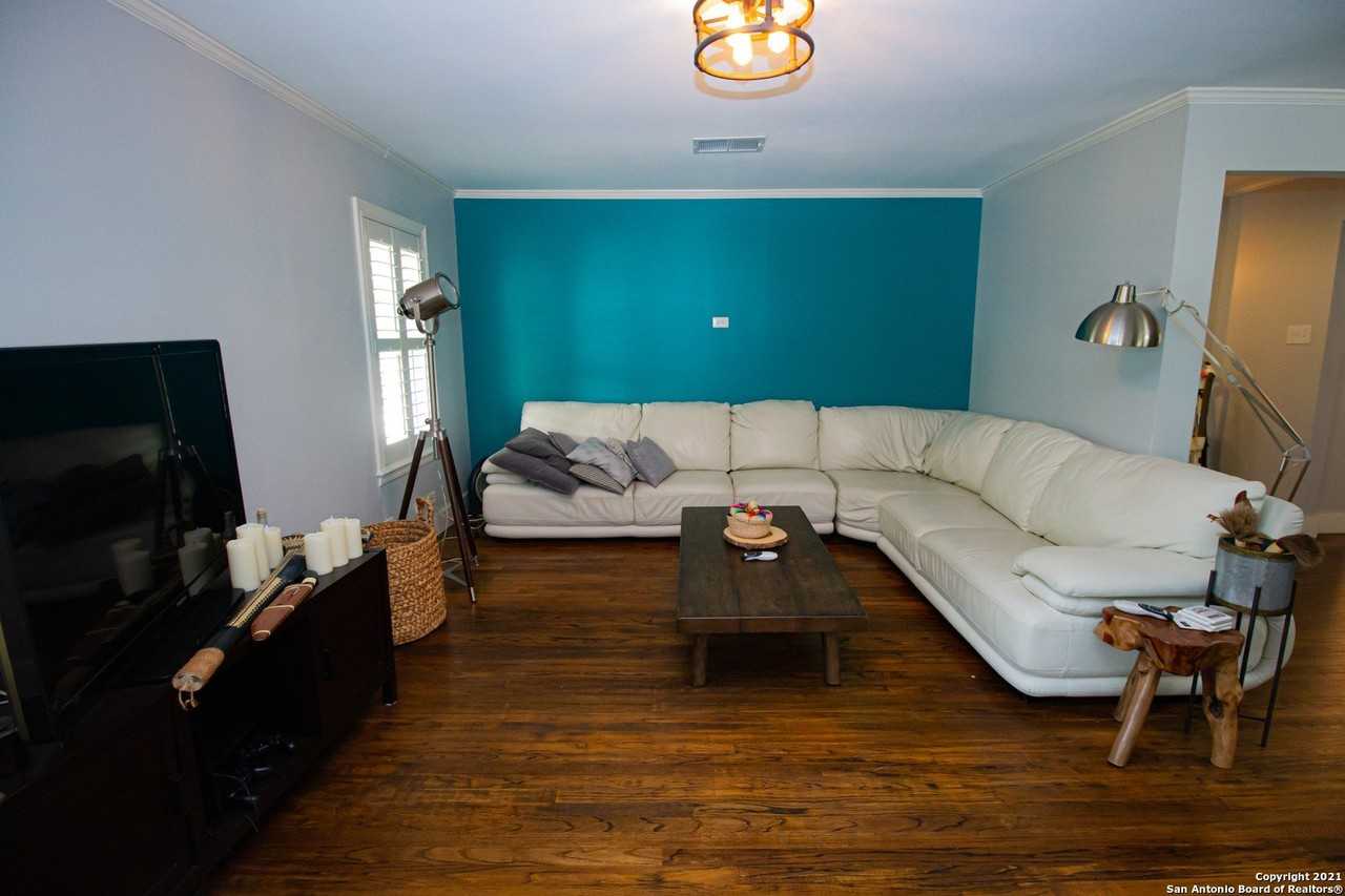 245 Calumet Pl - Photo 3 of 36