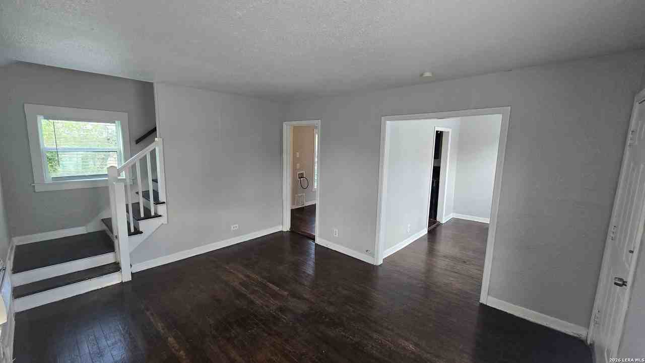 407 Natalen Ave - Photo 5 of 32