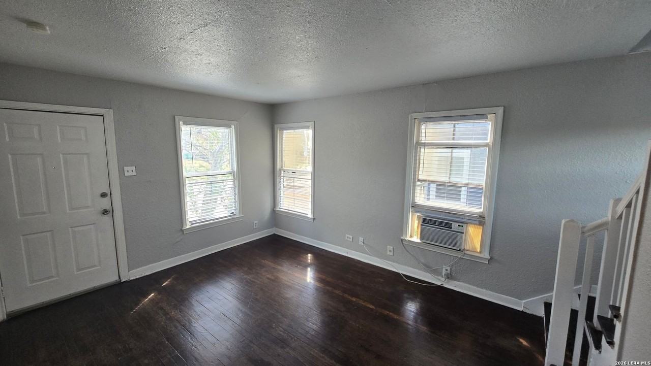 407 Natalen Ave - Photo 7 of 32