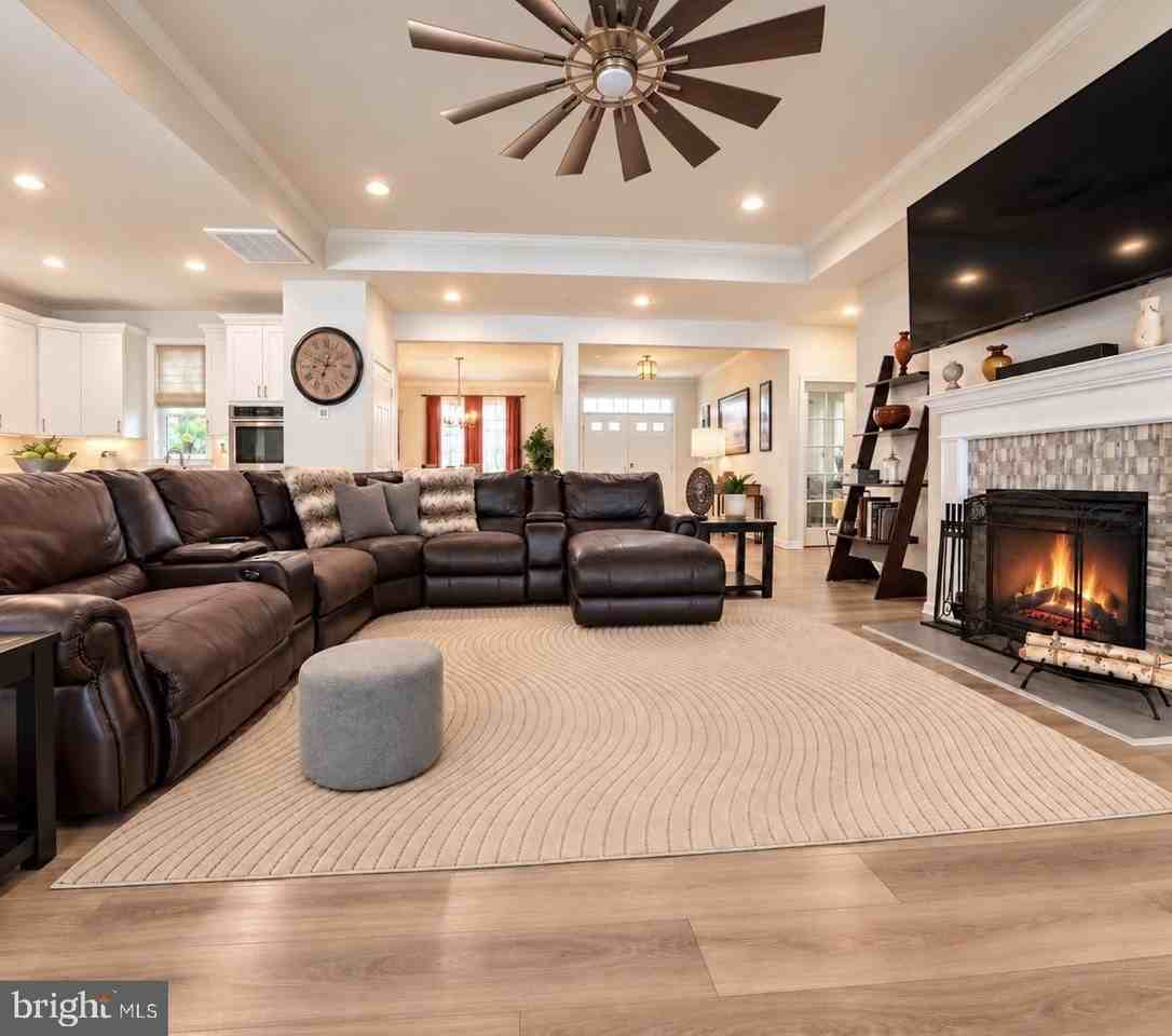 7693 Weatherly Pl - Photo 7 of 50