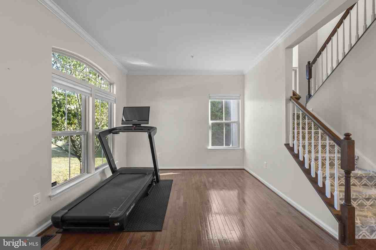 2419 Valley View Way - Photo 4 of 44