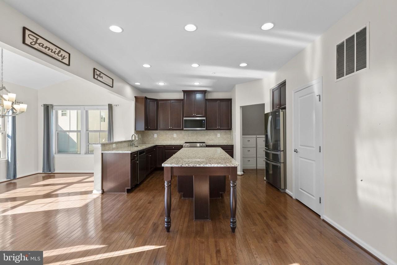 2419 Valley View Way - Photo 7 of 44