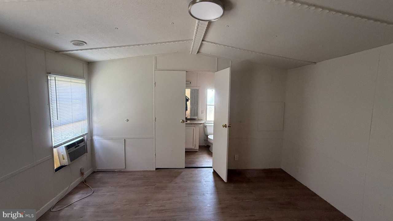 10054 Longwoods Rd #4 - Photo 5 of 11
