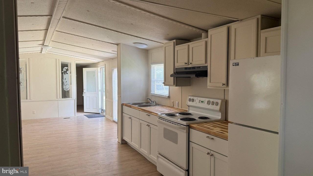10054 Longwoods Rd #4 - Photo 6 of 11