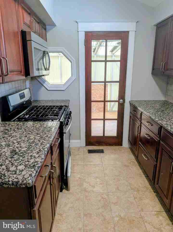 225 Union Ave - Photo 5 of 15