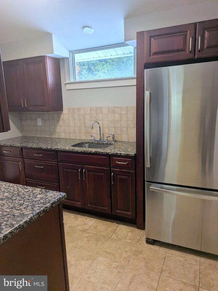 225 Union Ave - Photo 6 of 15