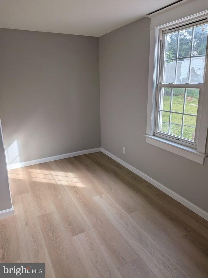 225 Union Ave - Photo 7 of 15