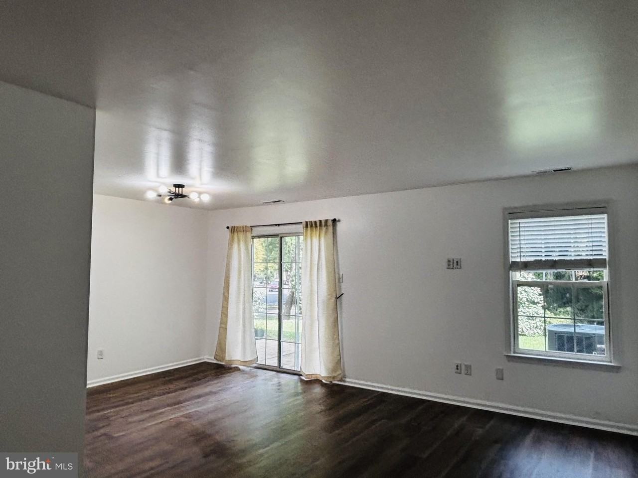 184 Victoria Ct - Photo 5 of 25