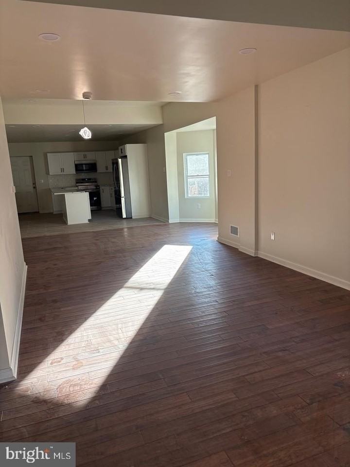 402 Colwyn Ave - Photo 4 of 31