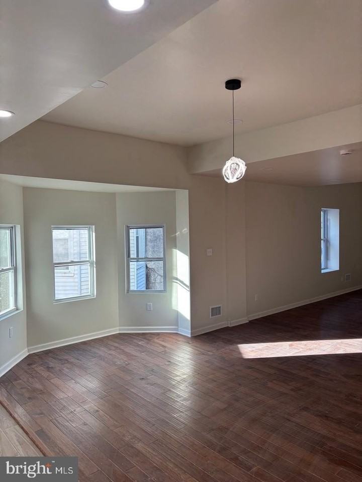 402 Colwyn Ave - Photo 7 of 31