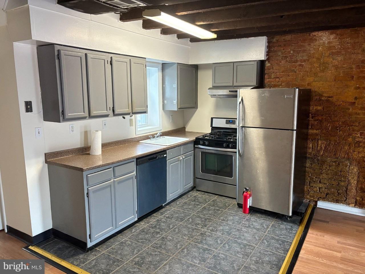 631 Catharine St #3 - Photo 3 of 14