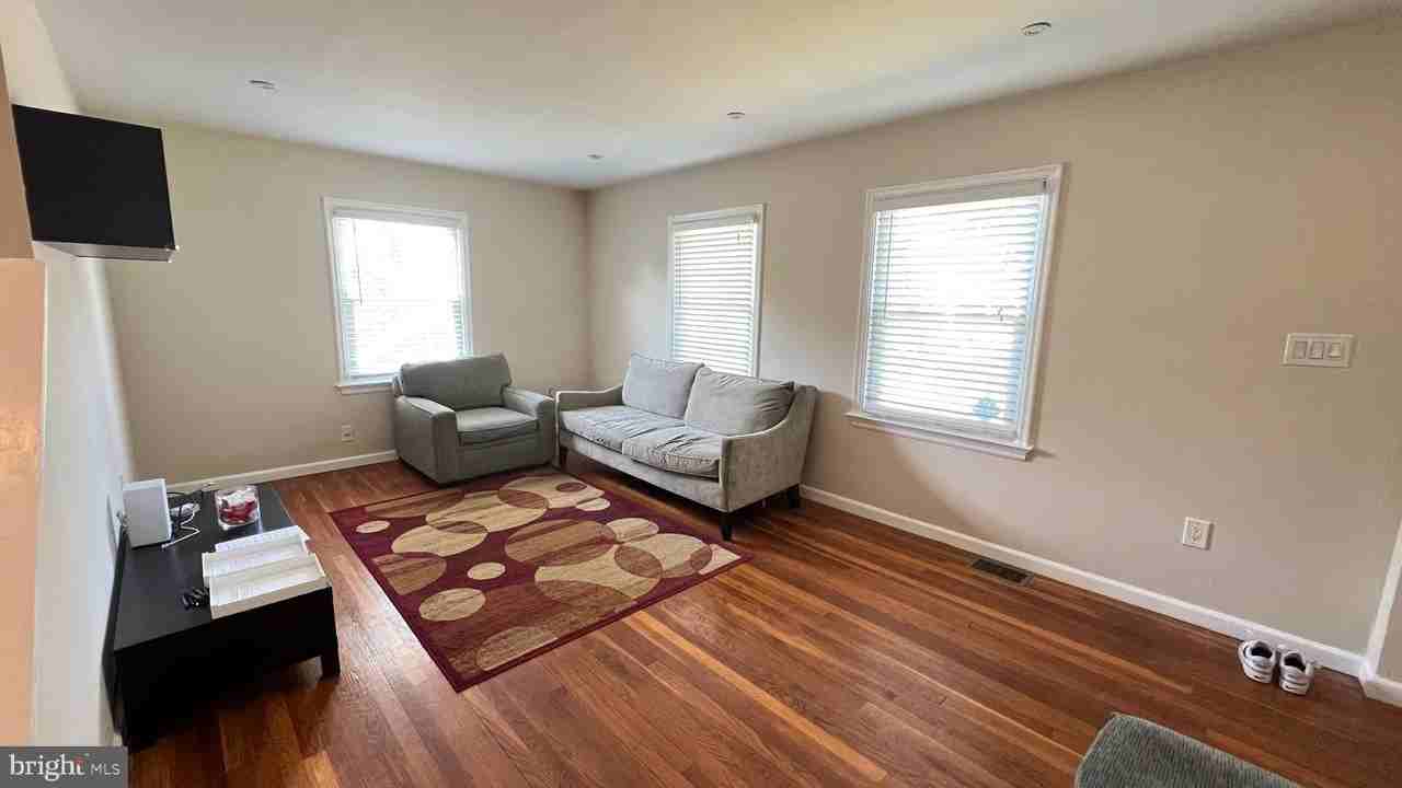 4816 Seminole Ave - Photo 5 of 35