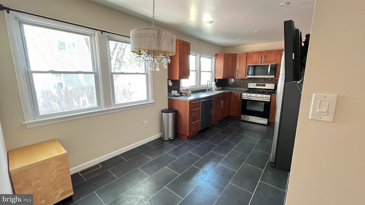 4816 Seminole Ave - Photo 6 of 35