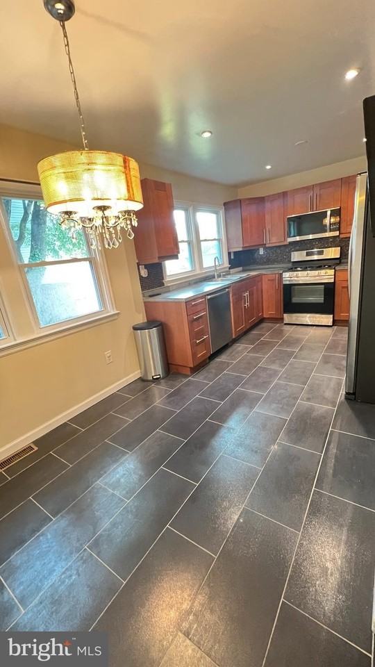 4816 Seminole Ave - Photo 7 of 35