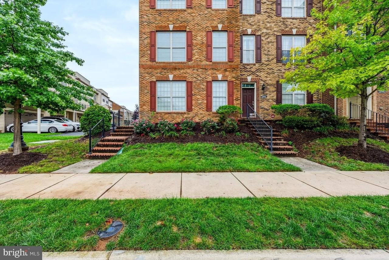 22603 Willington Sq - Photo 2 of 50