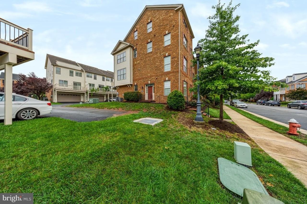 22603 Willington Sq - Photo 3 of 50