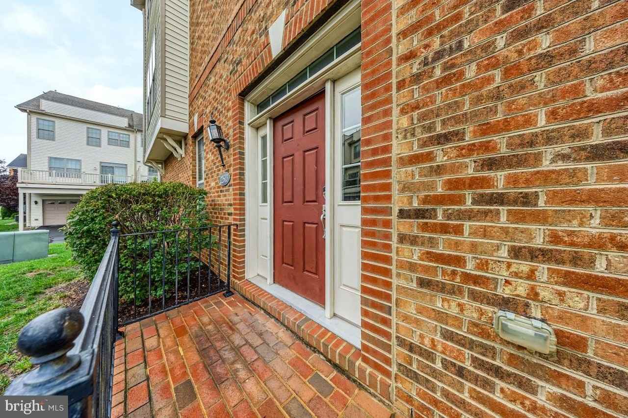 22603 Willington Sq - Photo 5 of 50