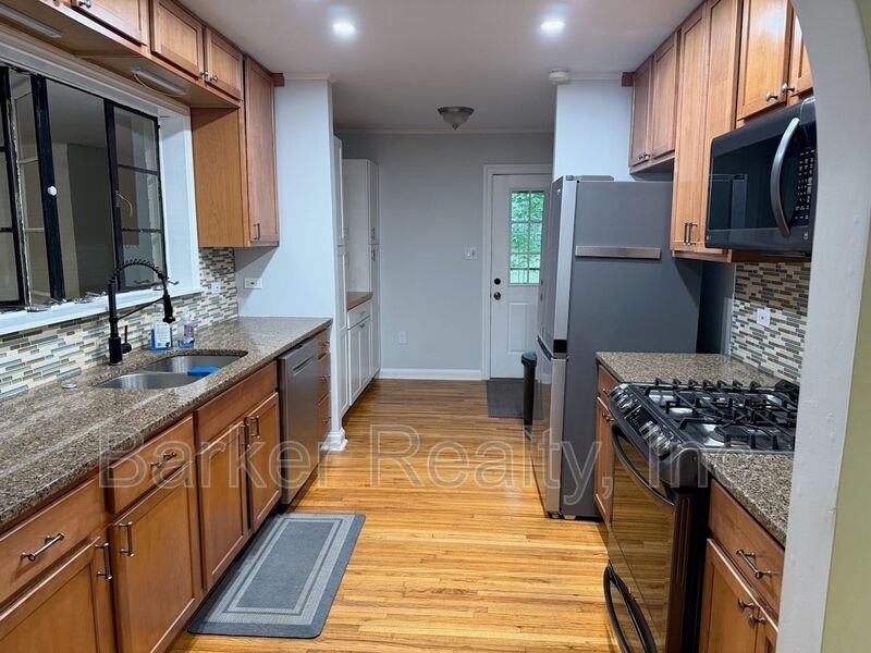 401 Barclay Rd - Photo 3 of 18