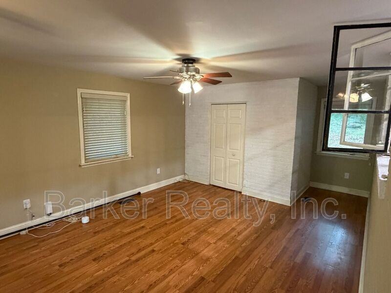 401 Barclay Rd - Photo 4 of 18