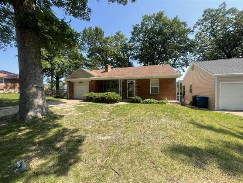 7117 Forest Hill Dr - Photo 2 of 30