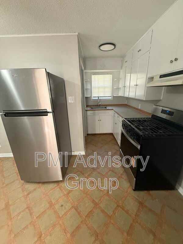 2220 Sw Plass Ave - Photo 4 of 7