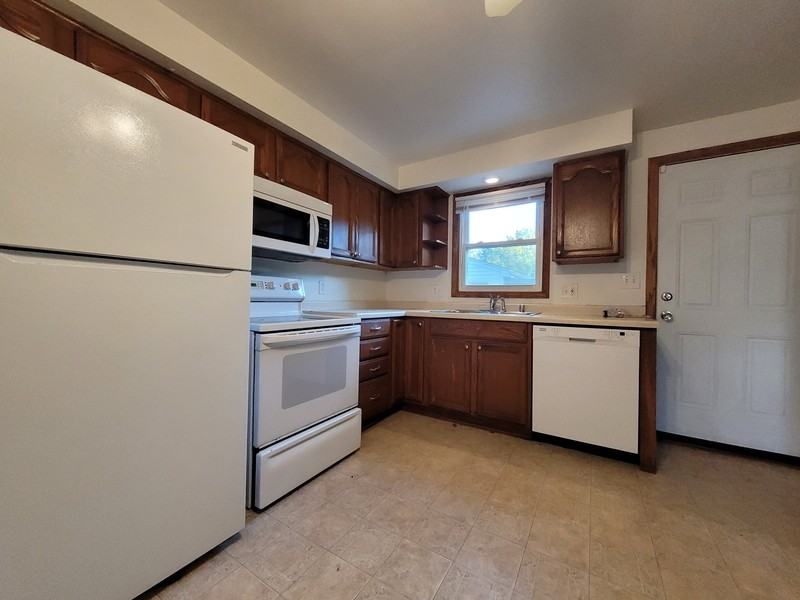 1118 Melrose Ct - Photo 4 of 13