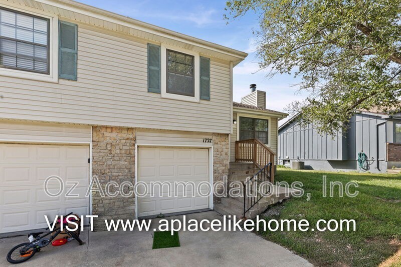 1727 W Spruce St - Photo 4 of 33