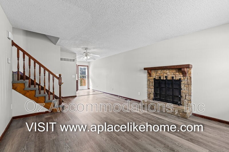 1727 W Spruce St - Photo 5 of 33