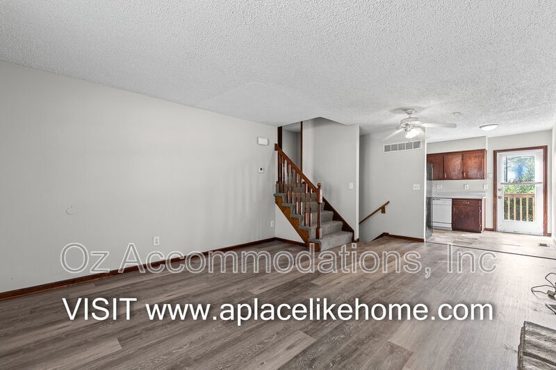 1727 W Spruce St - Photo 6 of 33