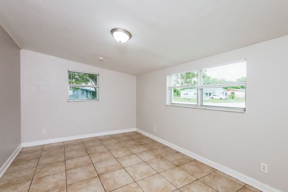 2960 Nw 20th St - Photo 3 of 12