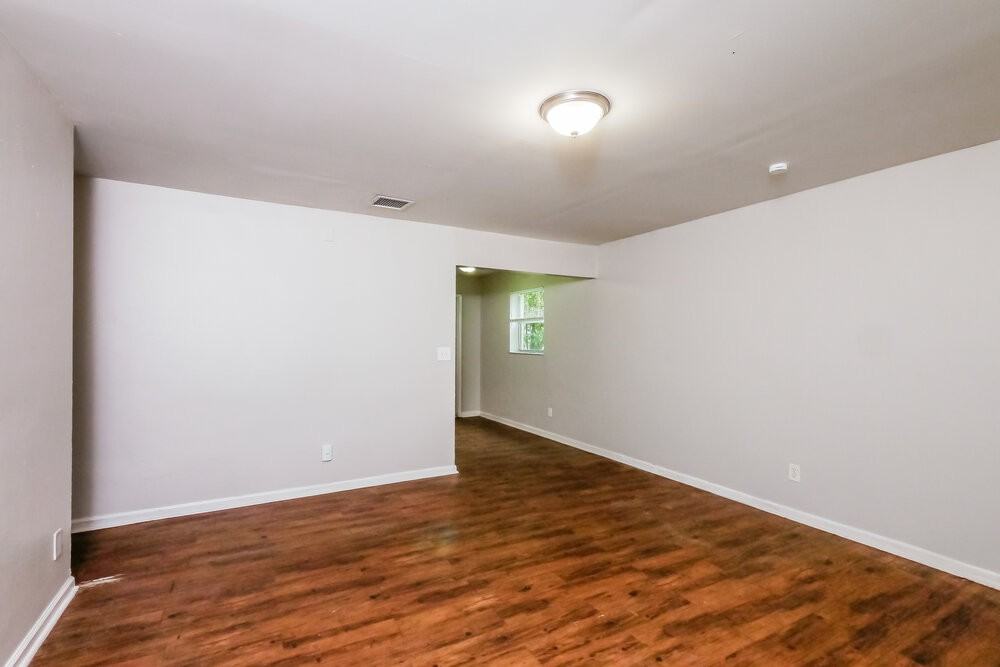 2960 Nw 20th St - Photo 6 of 12