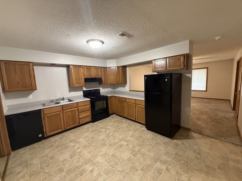 417 W Zeller St - Photo 2 of 8