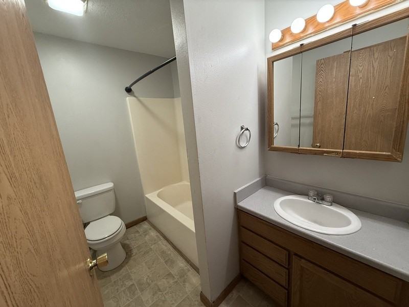 417 W Zeller St - Photo 3 of 8