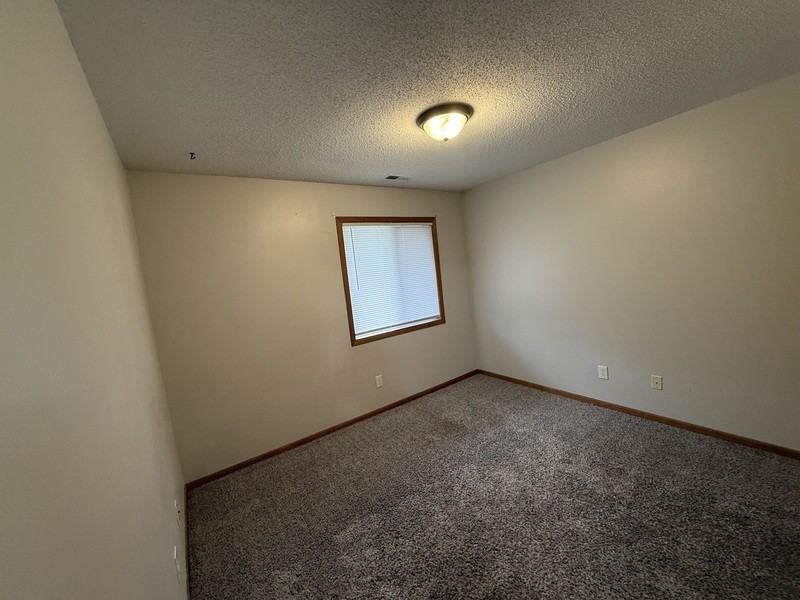 417 W Zeller St - Photo 4 of 8