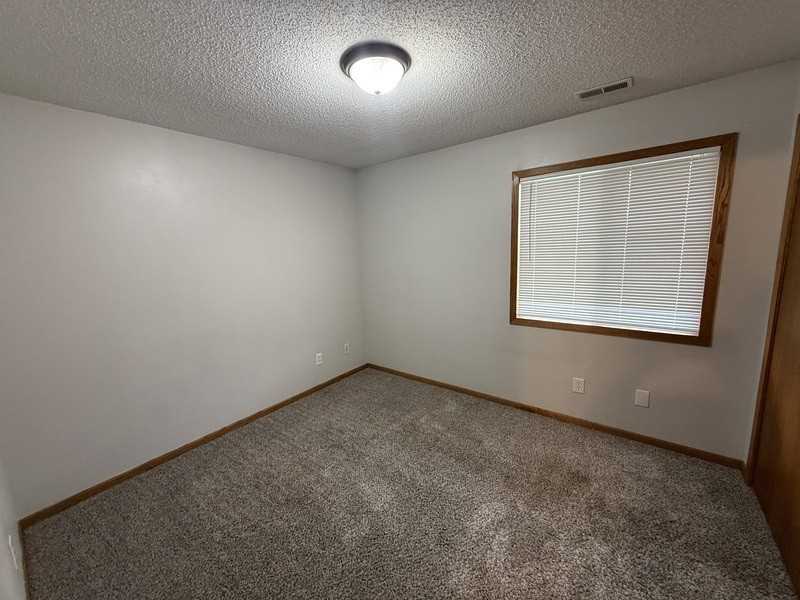 417 W Zeller St - Photo 6 of 8