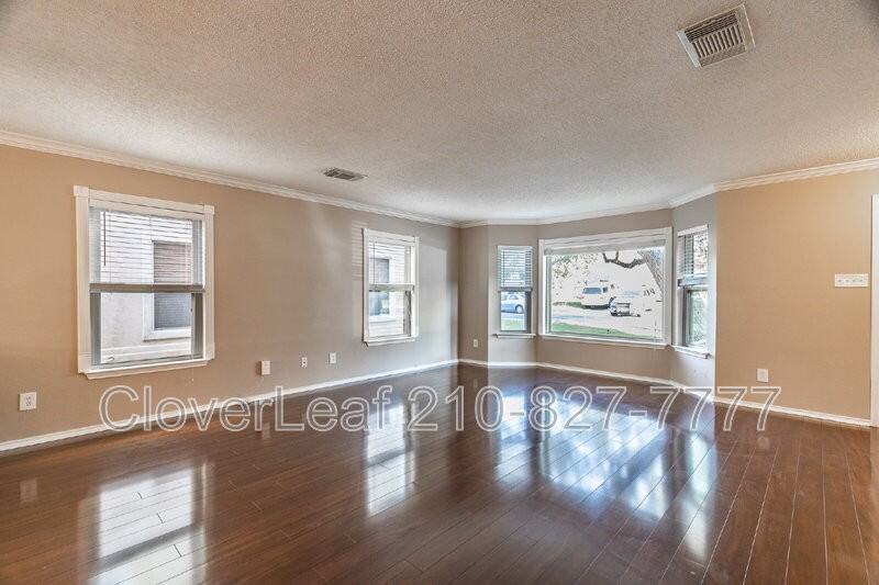 2326 Creekside Bnd - Photo 7 of 42
