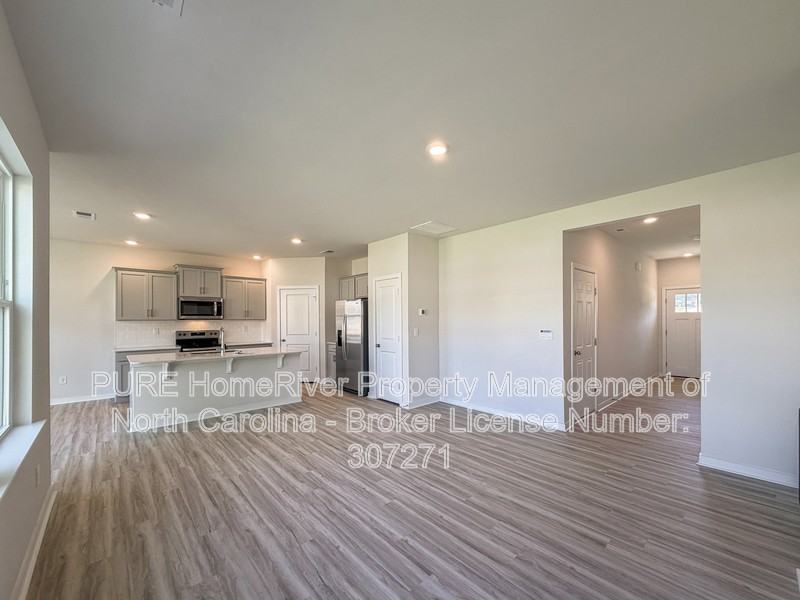 1406 Mammoth Rd - Photo 7 of 26