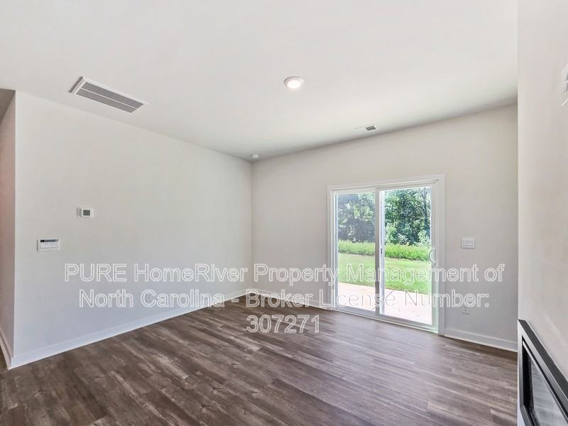 1419 Mammoth Rd - Photo 2 of 23