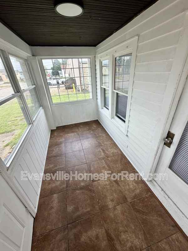 111 E Eichel Ave - Photo 2 of 10