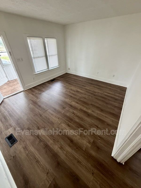 111 E Eichel Ave - Photo 3 of 10