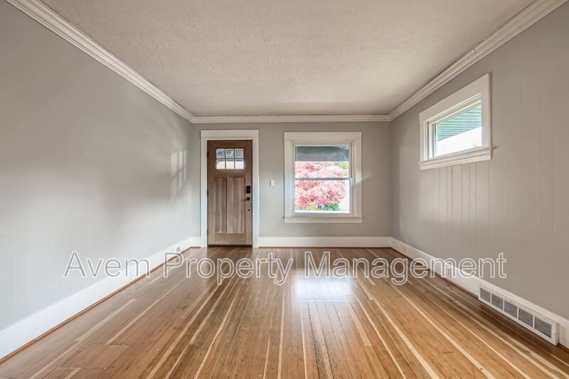 4754 N Syracuse St - Photo 3 of 11