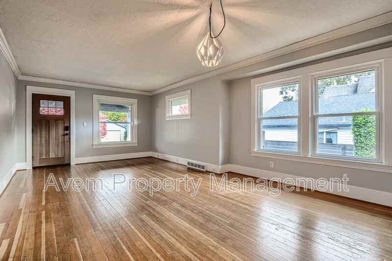 4754 N Syracuse St - Photo 4 of 11