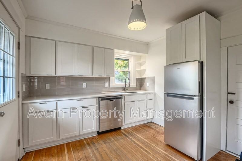 4754 N Syracuse St - Photo 5 of 11