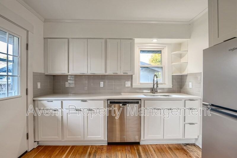 4754 N Syracuse St - Photo 6 of 11